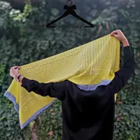 شال نخی هندسی دورا ، زرد رنگ با لبه توسی ابی