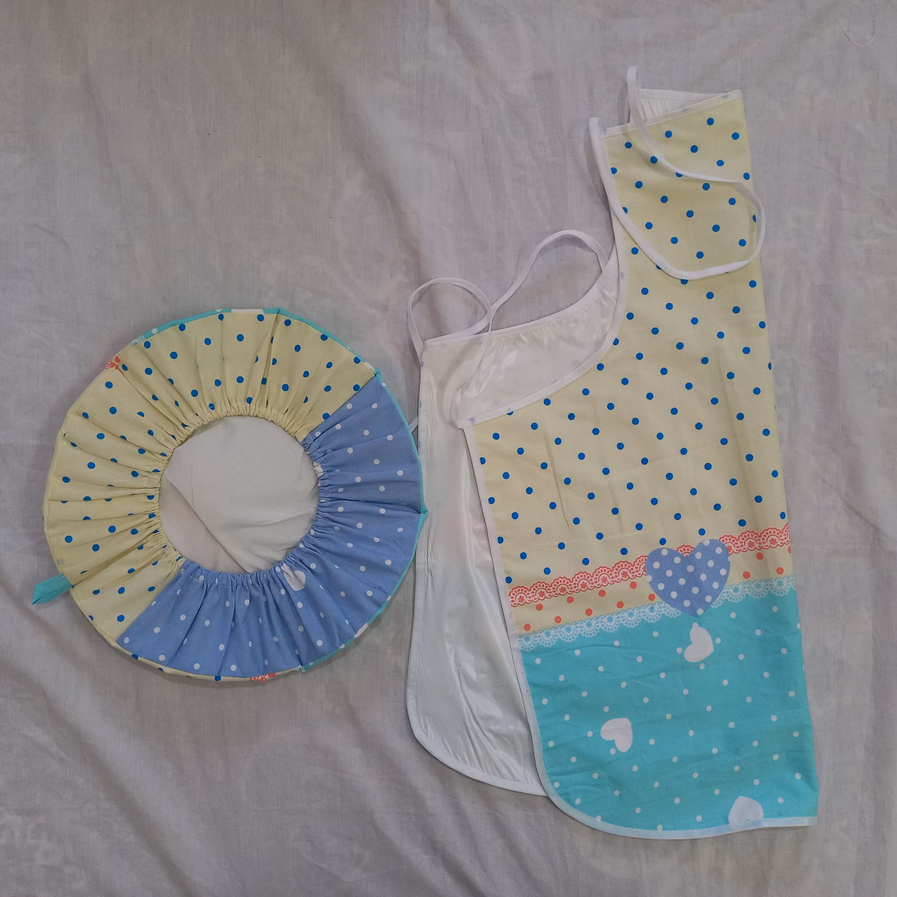 یک عدد پیشبند به همراه یک عدد دم کنی به رنگی زیبا و خال خالی