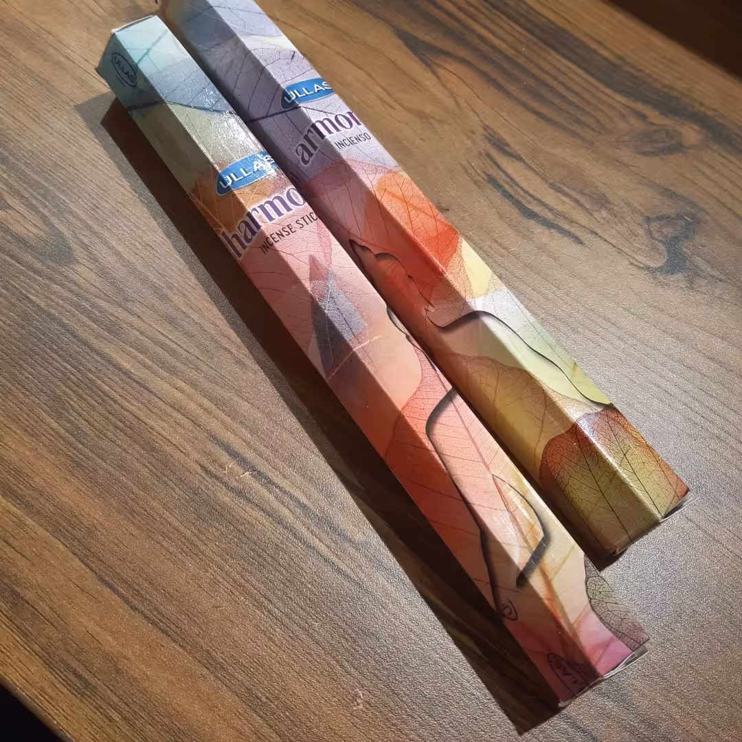 عود هارمونی رایحه گل برند ULLAS با تخفیف ویژه در بسته بندی 20 عددی