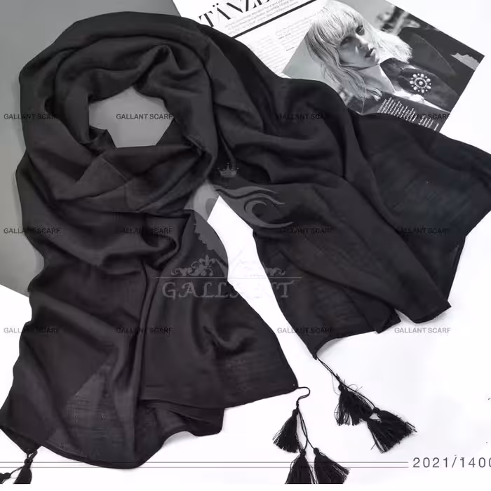 شال مشکی اسلپ منگوله دار بسیار سبک اصلا روی سر لیز نیست کاملا نخی