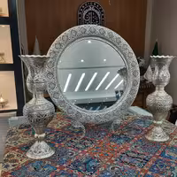 آینه دایره ای شکل بهمراه یک جفت لاله قلمزنی طرح جدید با روکش نقره مناسب برای مراسم جشن عقد