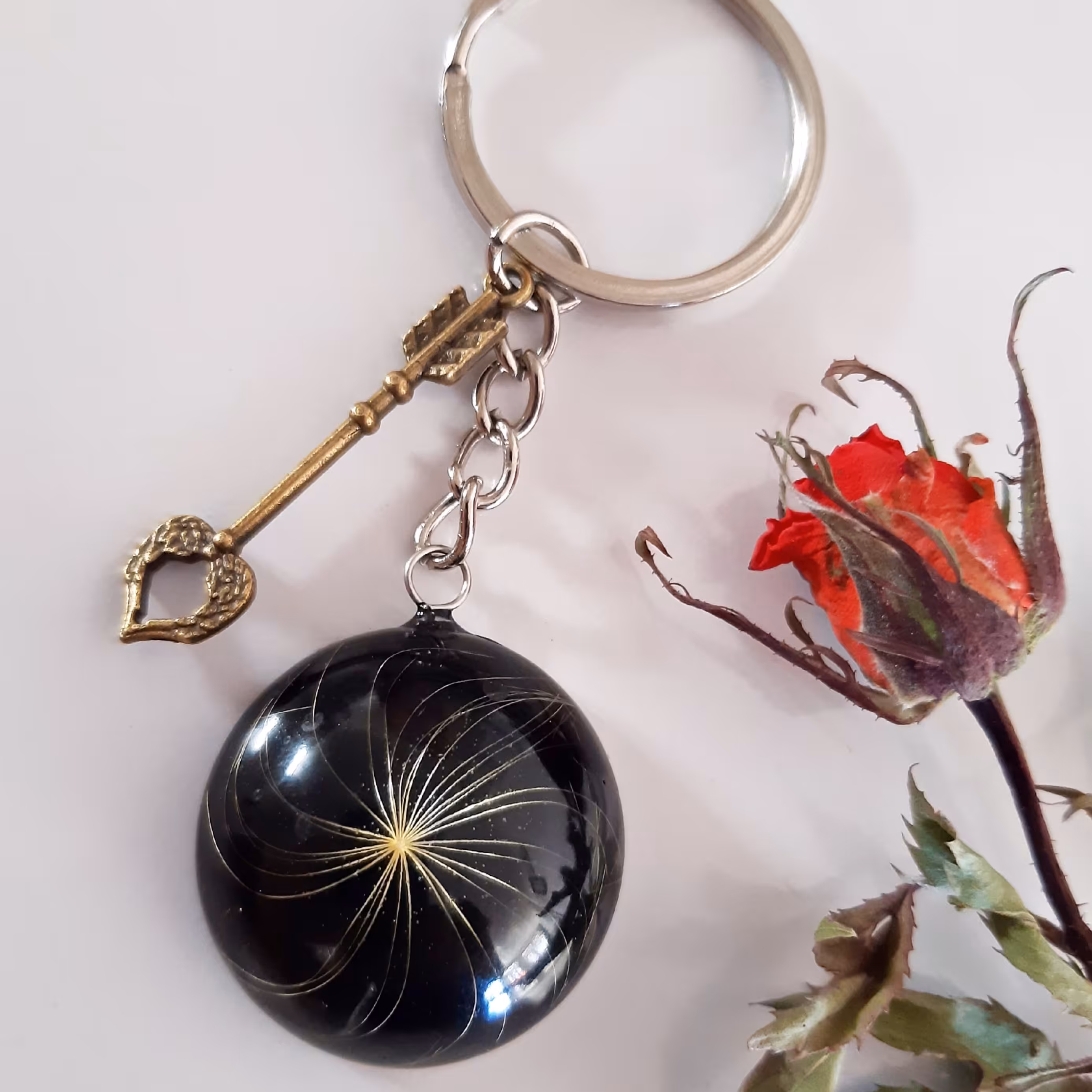 سرکلیدی و جاسوییچی رزینی دایره ای بازمینه مشکی و قاصدک جاودانه شده