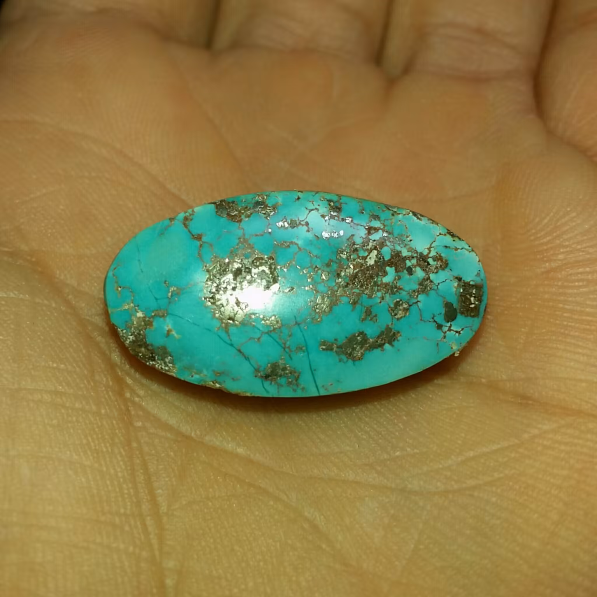 نگین غول پیکر فیروزه نیشابور کاملا طبیعی  نمونه ای بسیار فاخر سایز مدالی