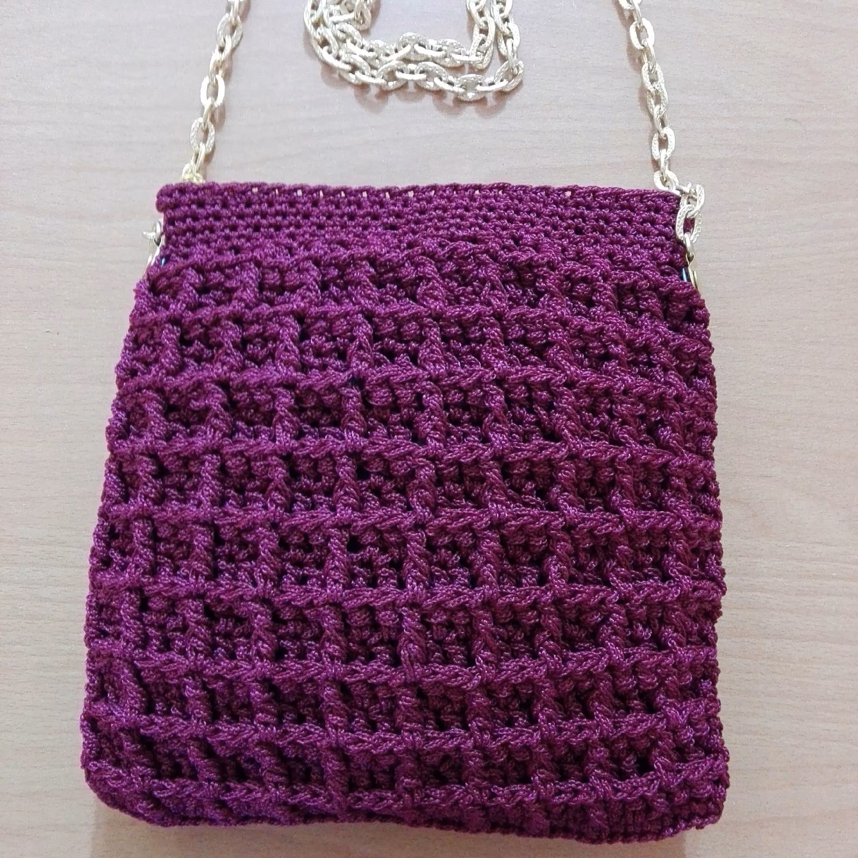 کیف مکرومه هنر دست  سبک آستر شده و دارای زیپ سایز 20در 15