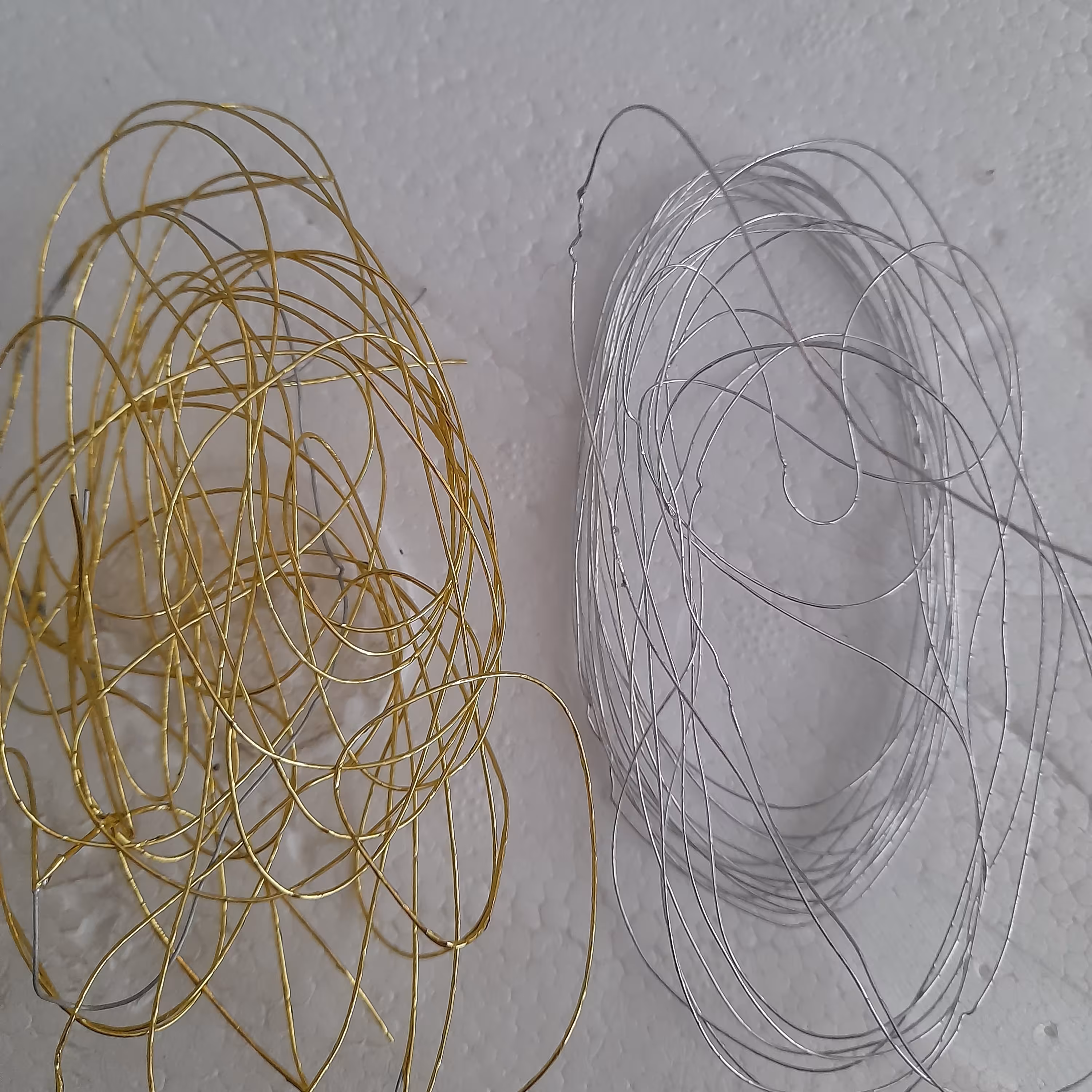 سیم مفتولی پنج متری نقره ای و طلایی به صورت دوتایی 