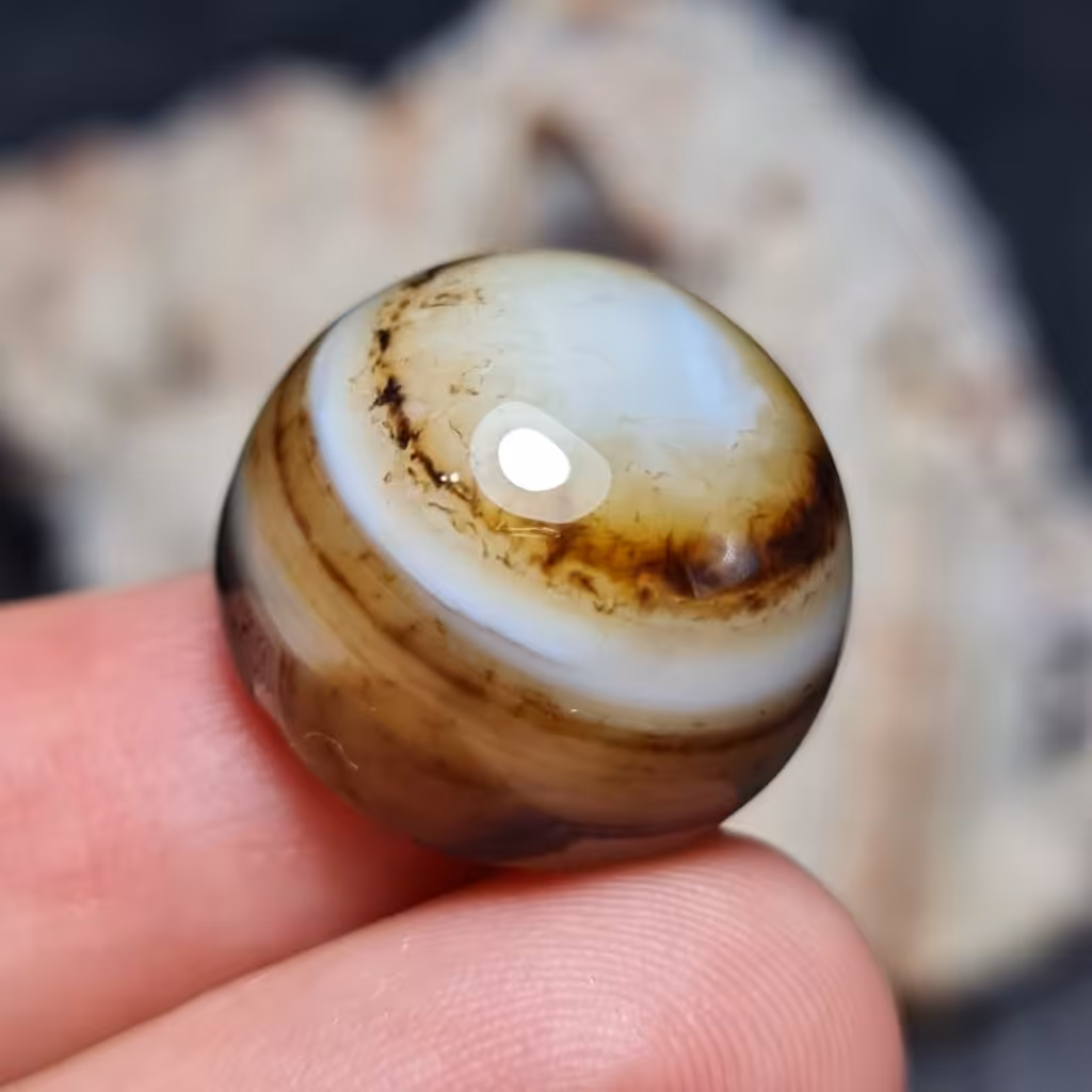 نگین درشت فوق العاده زیبای سنگ عقیق سه پوست بسیار خاص اصل معدنی 
کد 26706