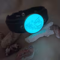 دستبند وان یکاد شبتاب  با بند چرم طبیعی مشکی کاملا مستحکم و باکیفیت و رنگ ثابت