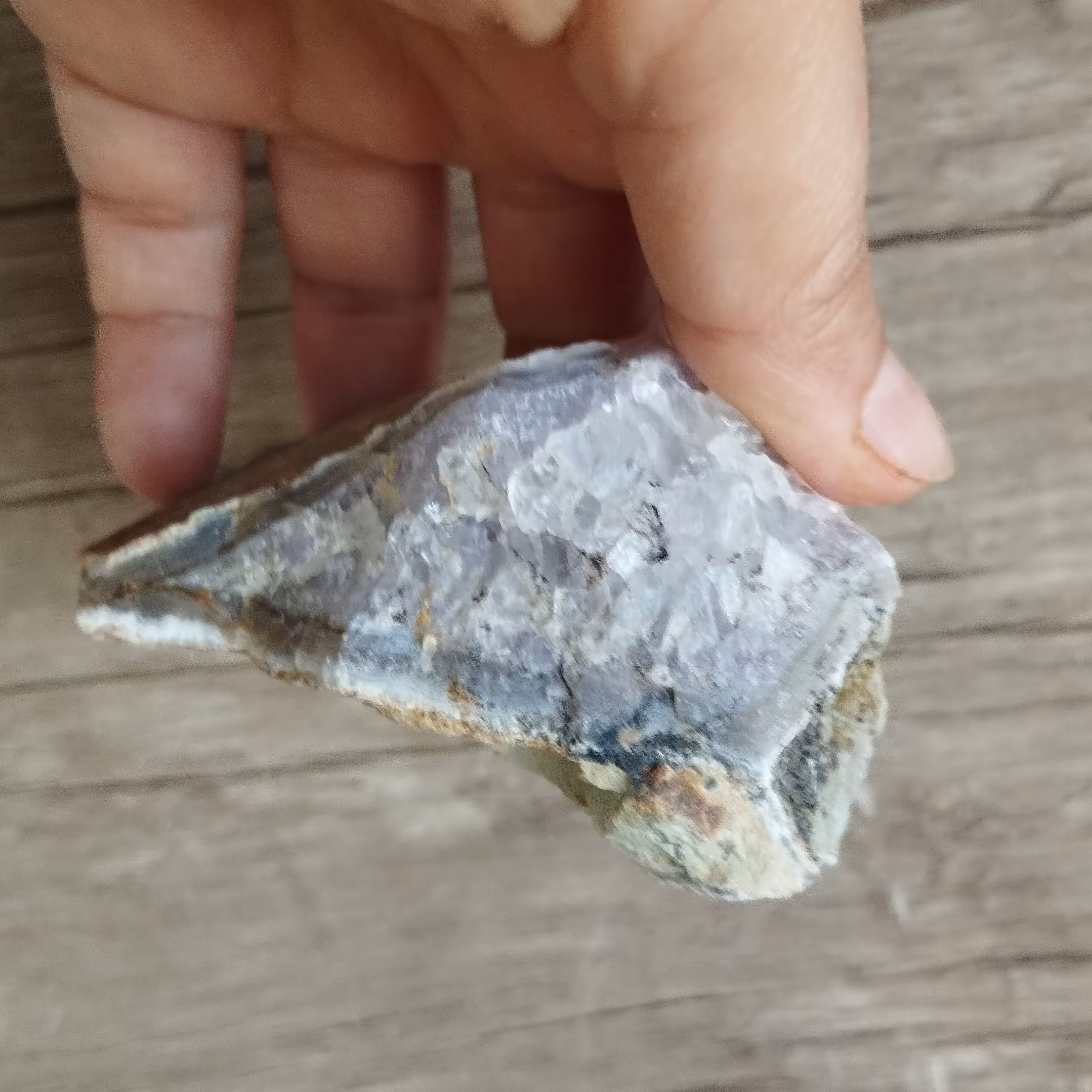 سنگ آمیتیست  اصل سفید و یاسی رنگ معدنی و بسیار درخشان آرامش بخش و  زیبا مناسب دکور  با رنگ طبیعی