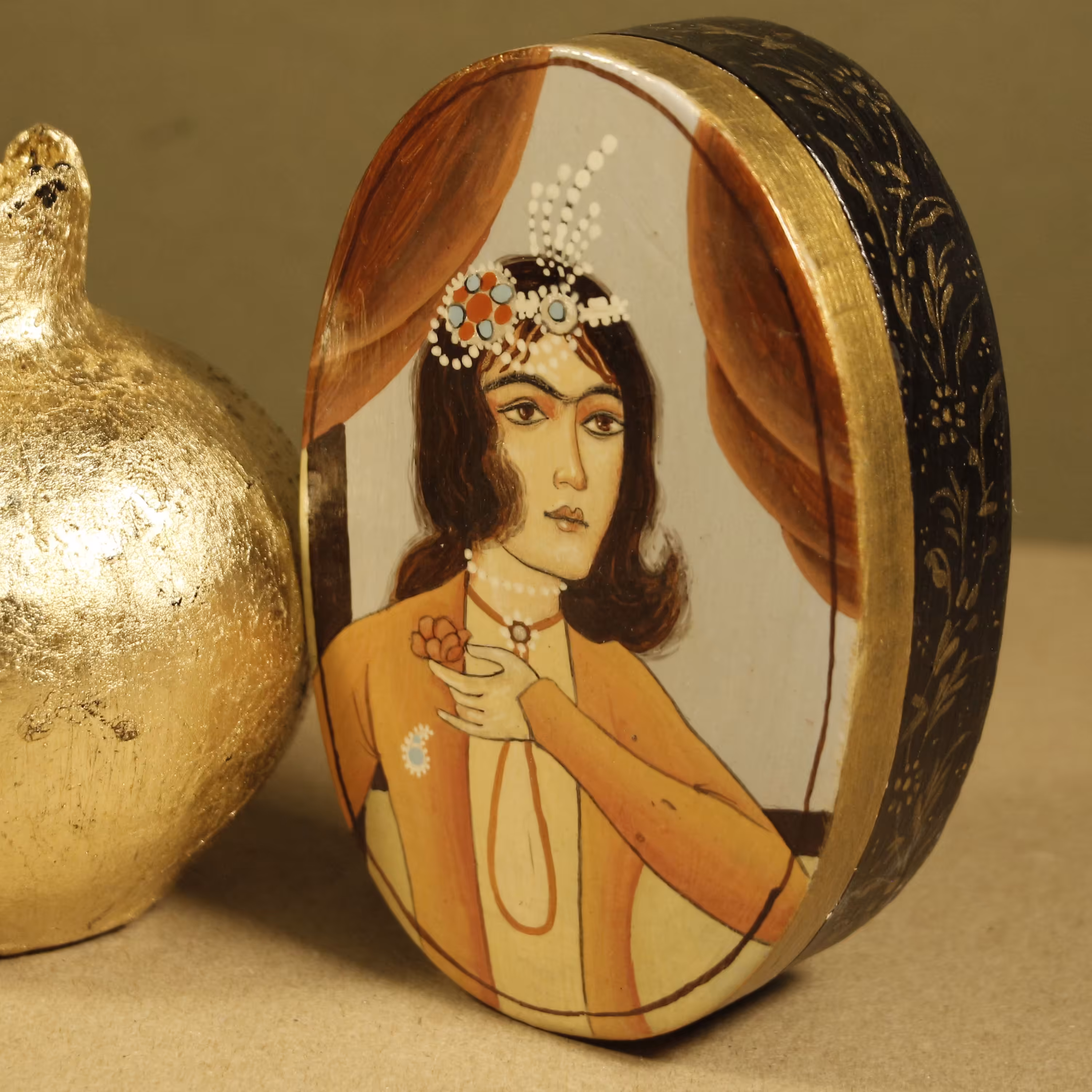 جاجواهری بیضی شکل پاپیه ماشه با تکنیک نقاشی شمایل سازی کد002-1902020203