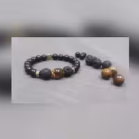 دستبند اسپرت  متشکل از سنگ چشـم ببـر و سنگ لاوا و اونیکس براق و سنگ حدید