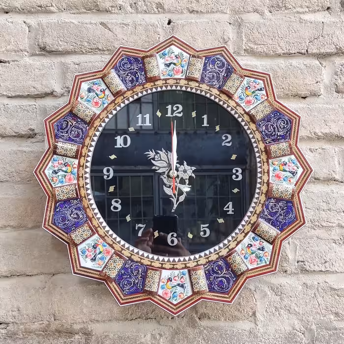 ساعت طرح سنتی خورشیدی
دارای چهار هنر اصیل ایرانی
خاتم کاری، مینیاتور گل و مرغ ،تذهیب و قلمزنی
قطر ساعت 52 سانتی متر
