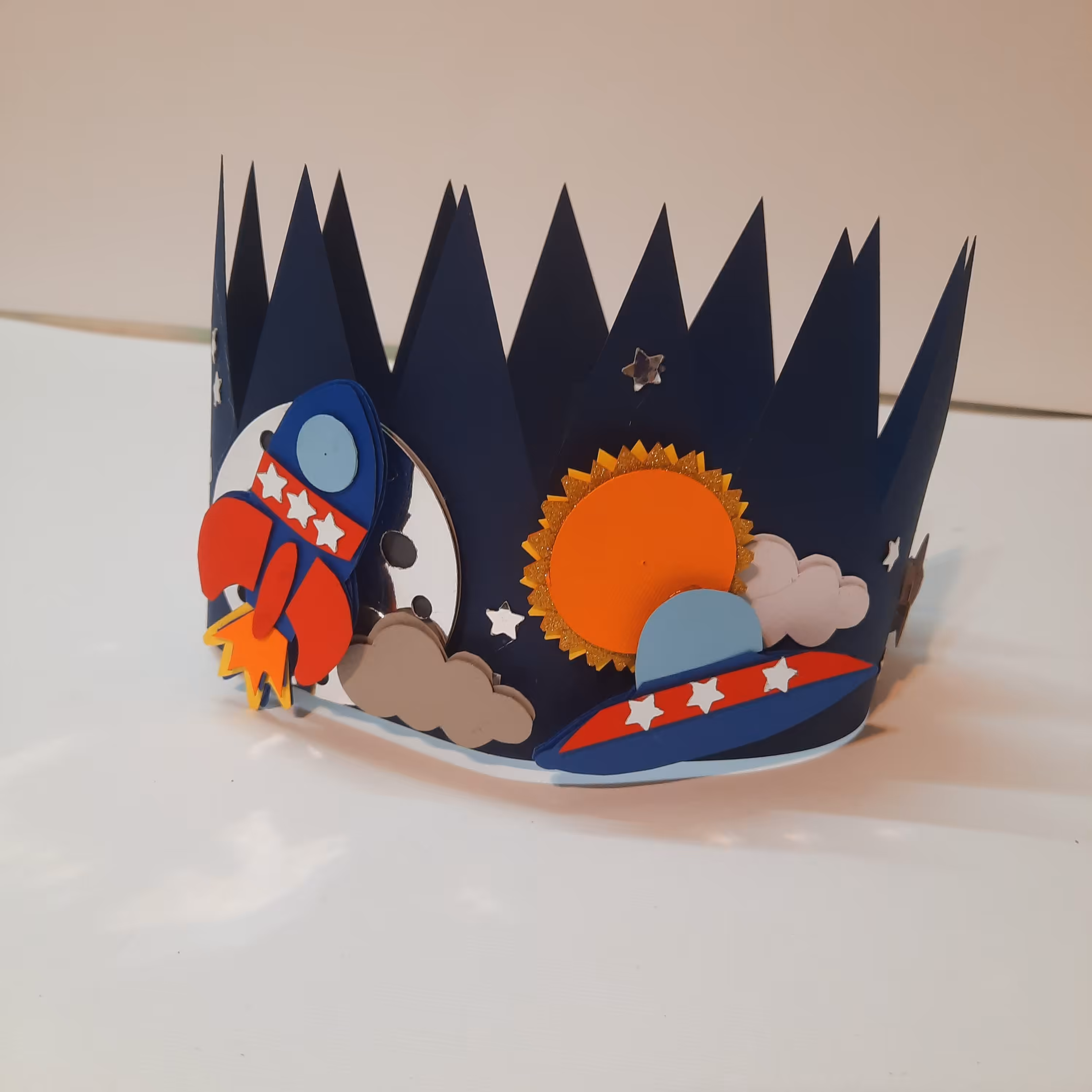 تاج مقوای تولد تم فضانوردی استیکر برجسته دستساز ویژه