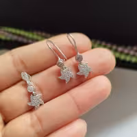 نیم ست نقره عیار 925 با روکش طلا دارای گوشواره های آویزی طرحی شیک و زیبا 