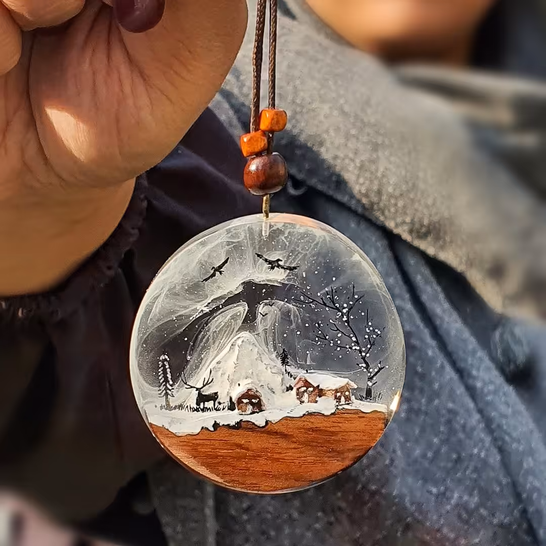 آویز چوب و رزین طرح کوهستان