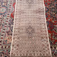 قالی دستباف بیرجند ی با طرح ریزماهی و ابعاد کناره و پرداخت نشده