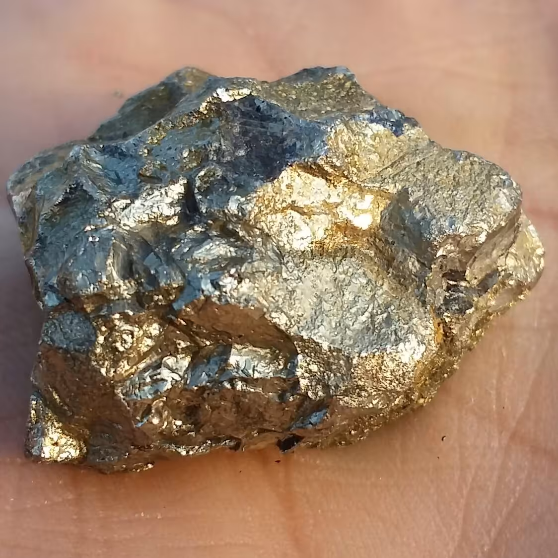 سنگ راف حبه شده پیریت طلایی ملقب به سنگ طلا 100 در 100 طبیعی شاهکار خلقت
تماما پیریت بدون ناخالصی
بی نظییر چشم نواز