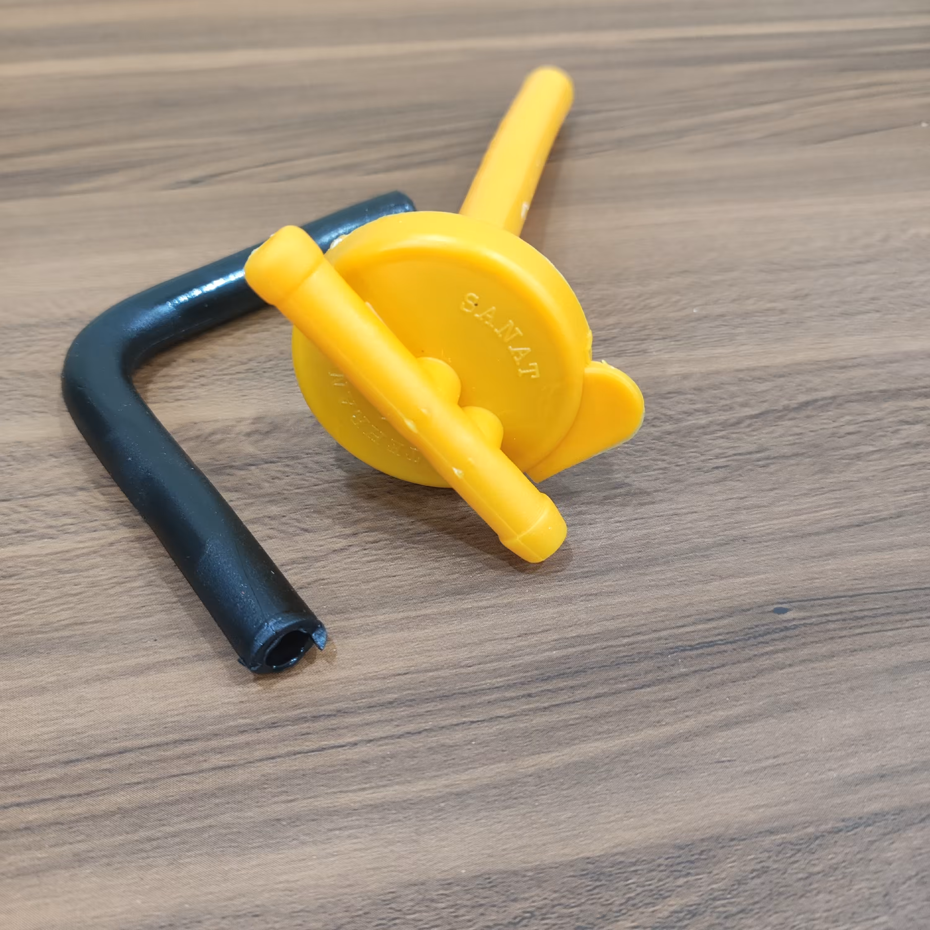 درب مخزن آب اضافه رادیاتور پراید 