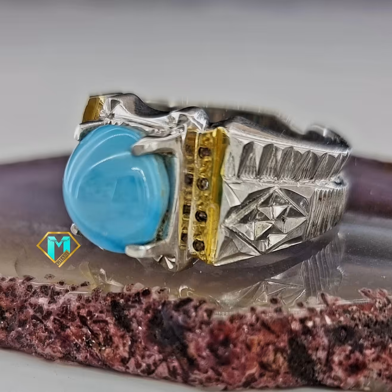 انگشتر مردانه فیروزه نیشابوری عجمی صاف و خوش طبع نقره 925 مزین به الماس و آبکاری 