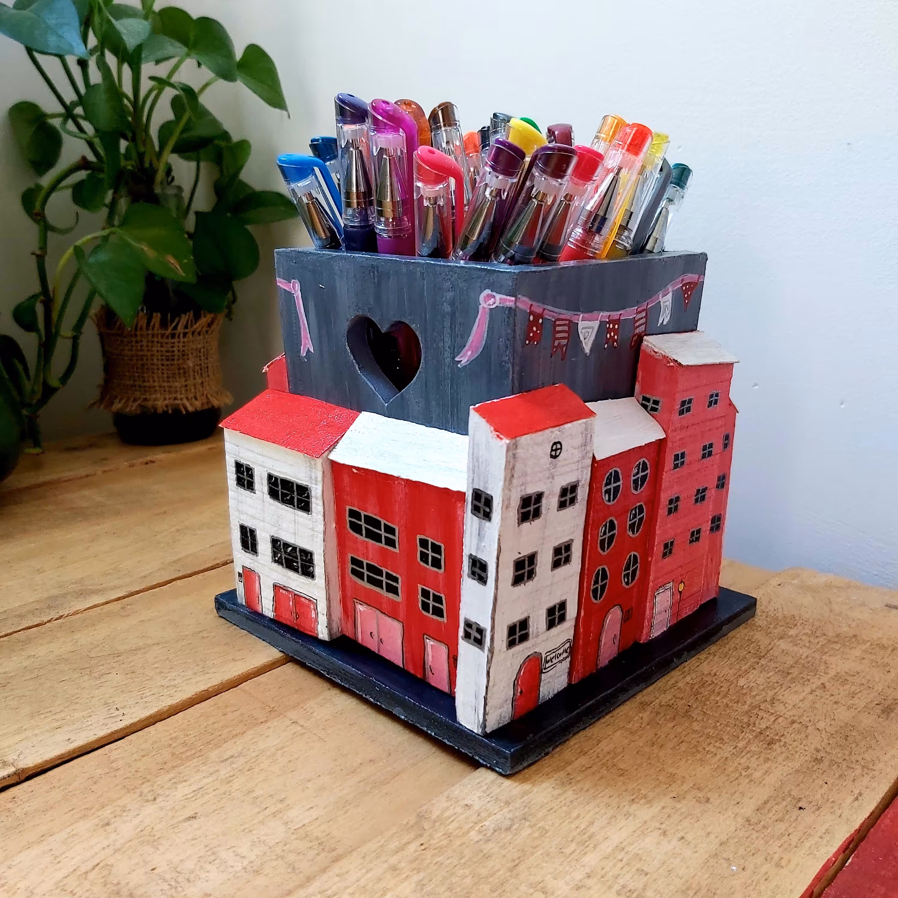 جا قلمی کلبه چوبی،کارشده با دست،رنگ شده با رنگ اکریلیک و ضد آب قوی