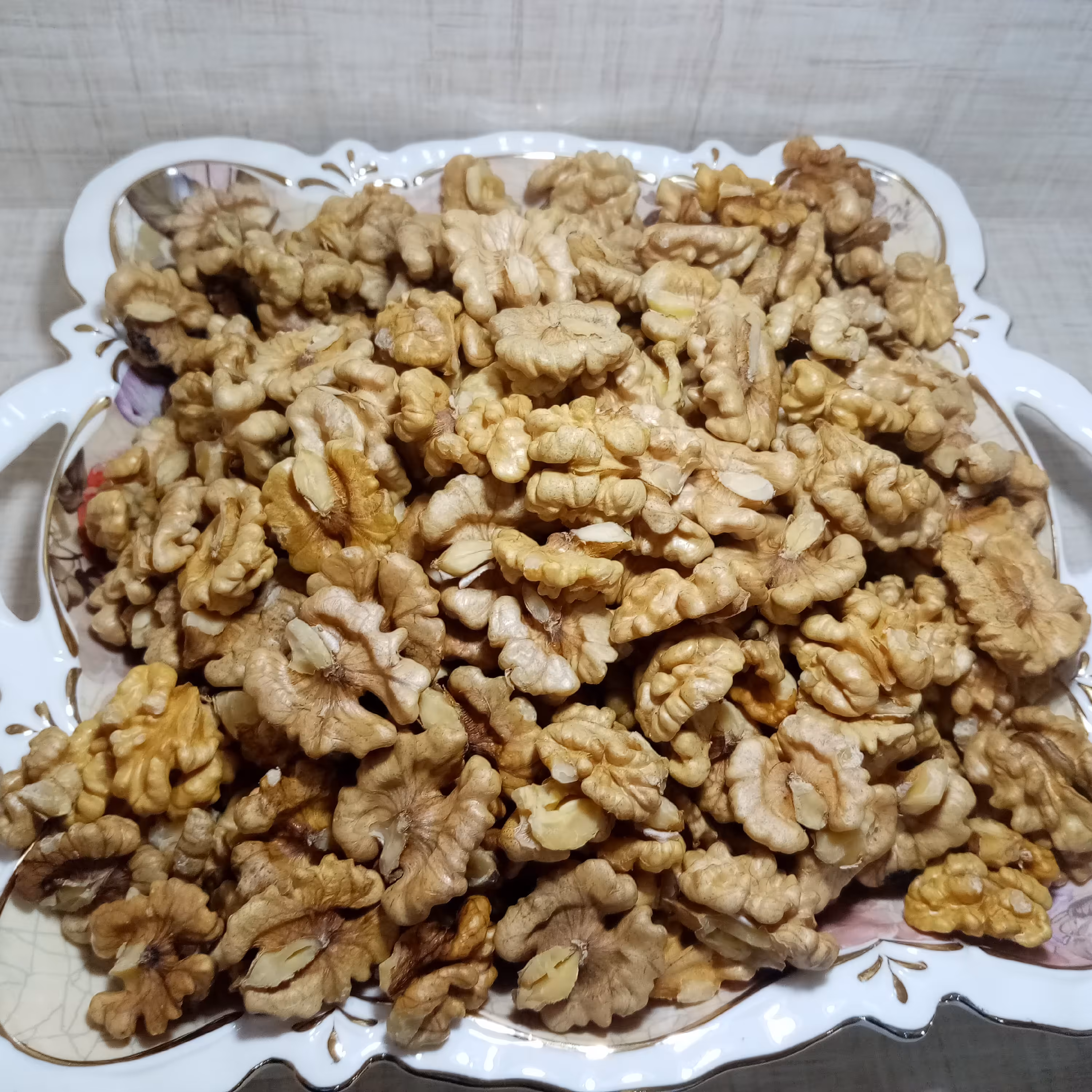 مغزگردوی معمولی. روز شکن ایرانی