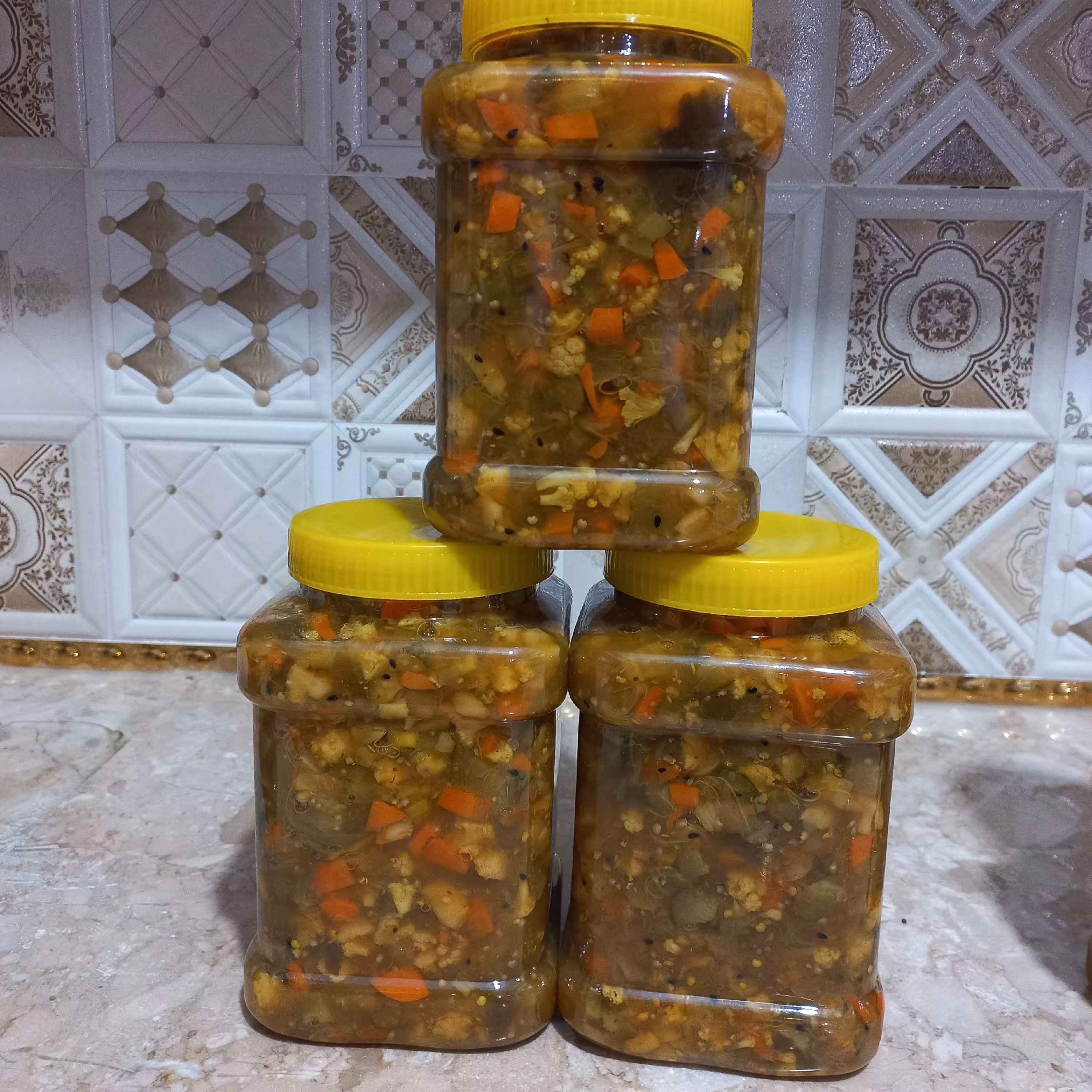 ترشی مخلوط خانگی درجه یک با وزن 1500 گرم