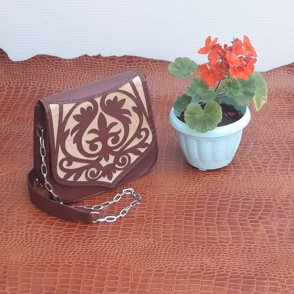 کیف چرم دخترانه با بند زنجیری بسیار سبک
