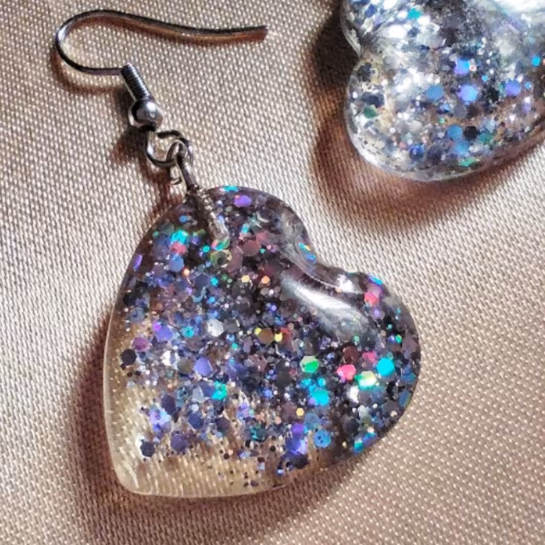 یک جفت گوشواره اکلیلی رزینی نشکن وضدآب  درچندین رنگ ودوسایز کوچک وبزرگ  زیباوپرطرفدار بهترین هدیه