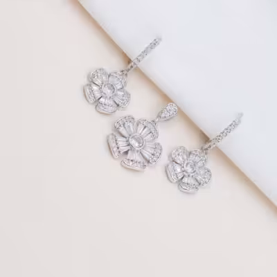 نیم ست نقره طرح گل پنج پر نگین باگت خور کد 1667