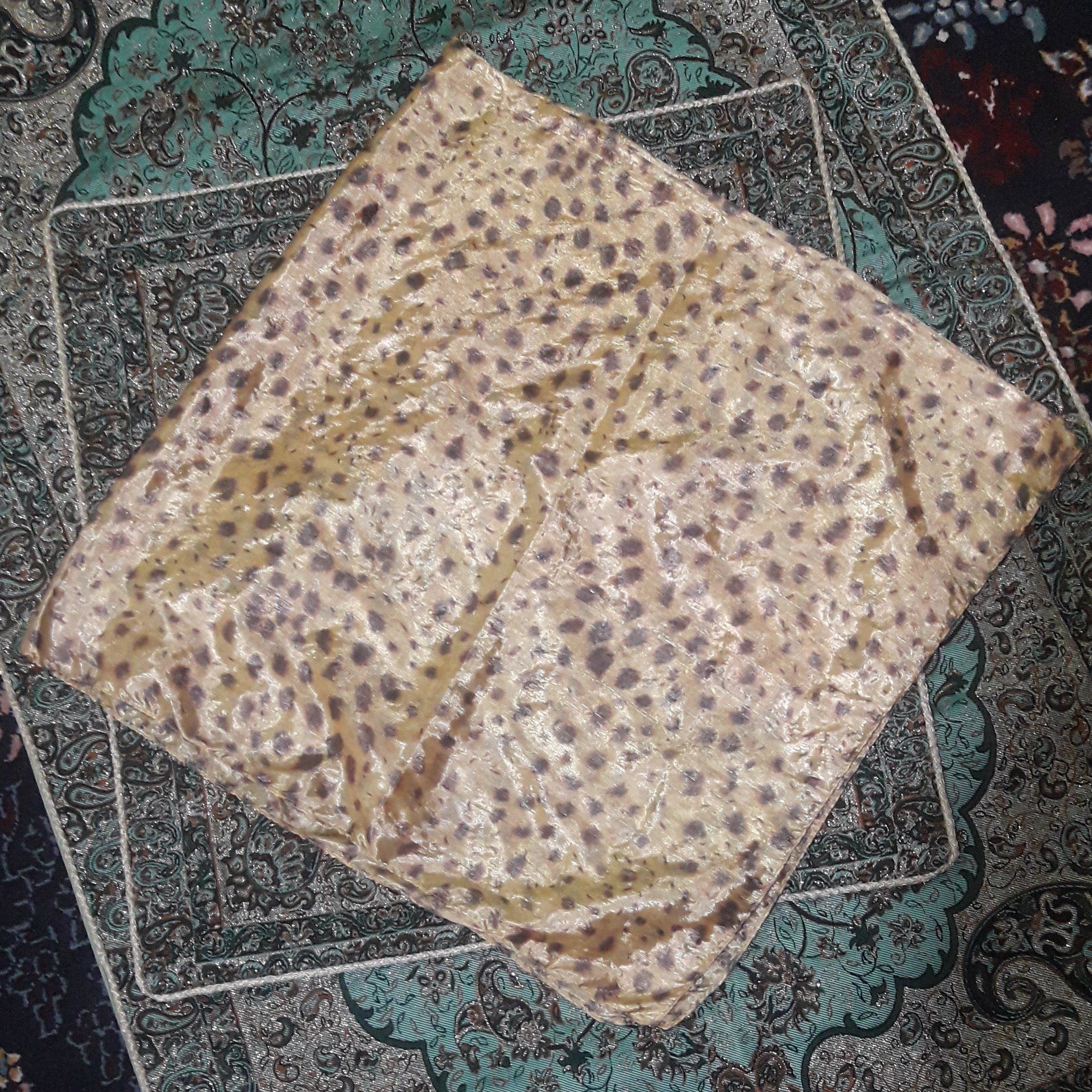روسری بَراقِ طرح دار...