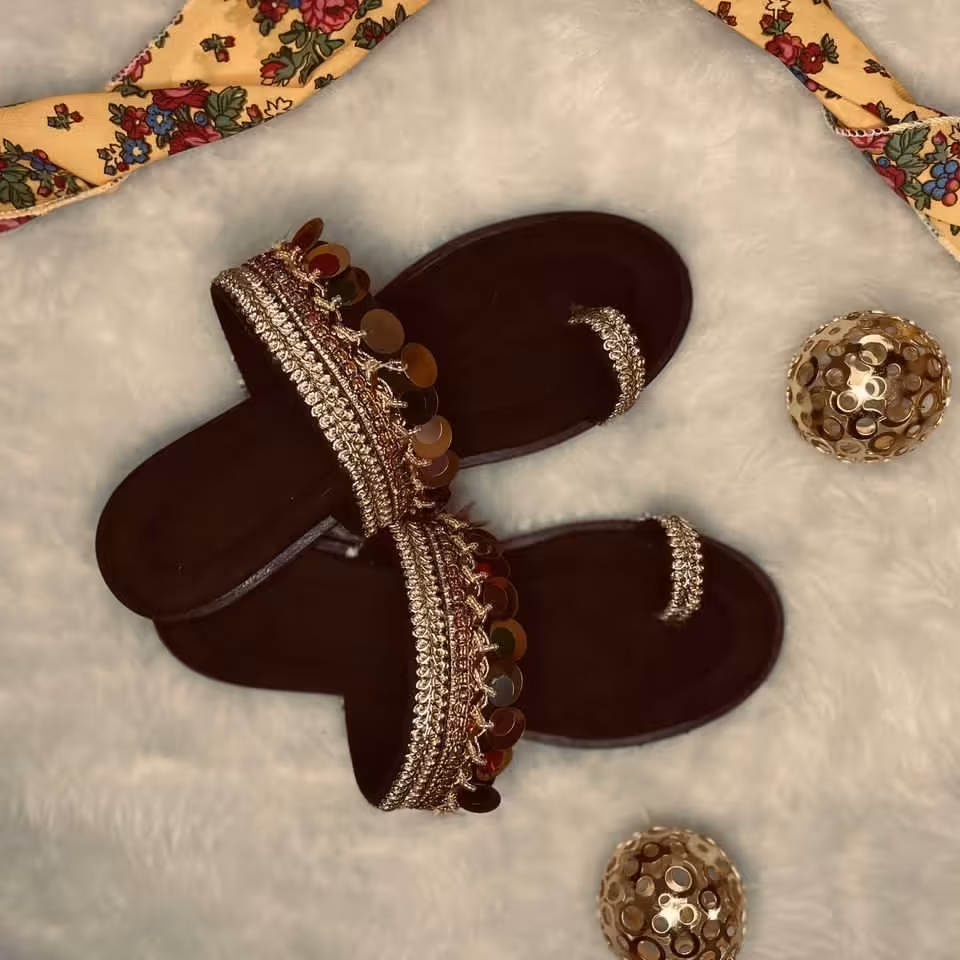 صندل زنانه طرح سنتی انگشتی
رنگ مشکی
سایز بندی 38 تا 40 جنس صندل سوییت درجه یک