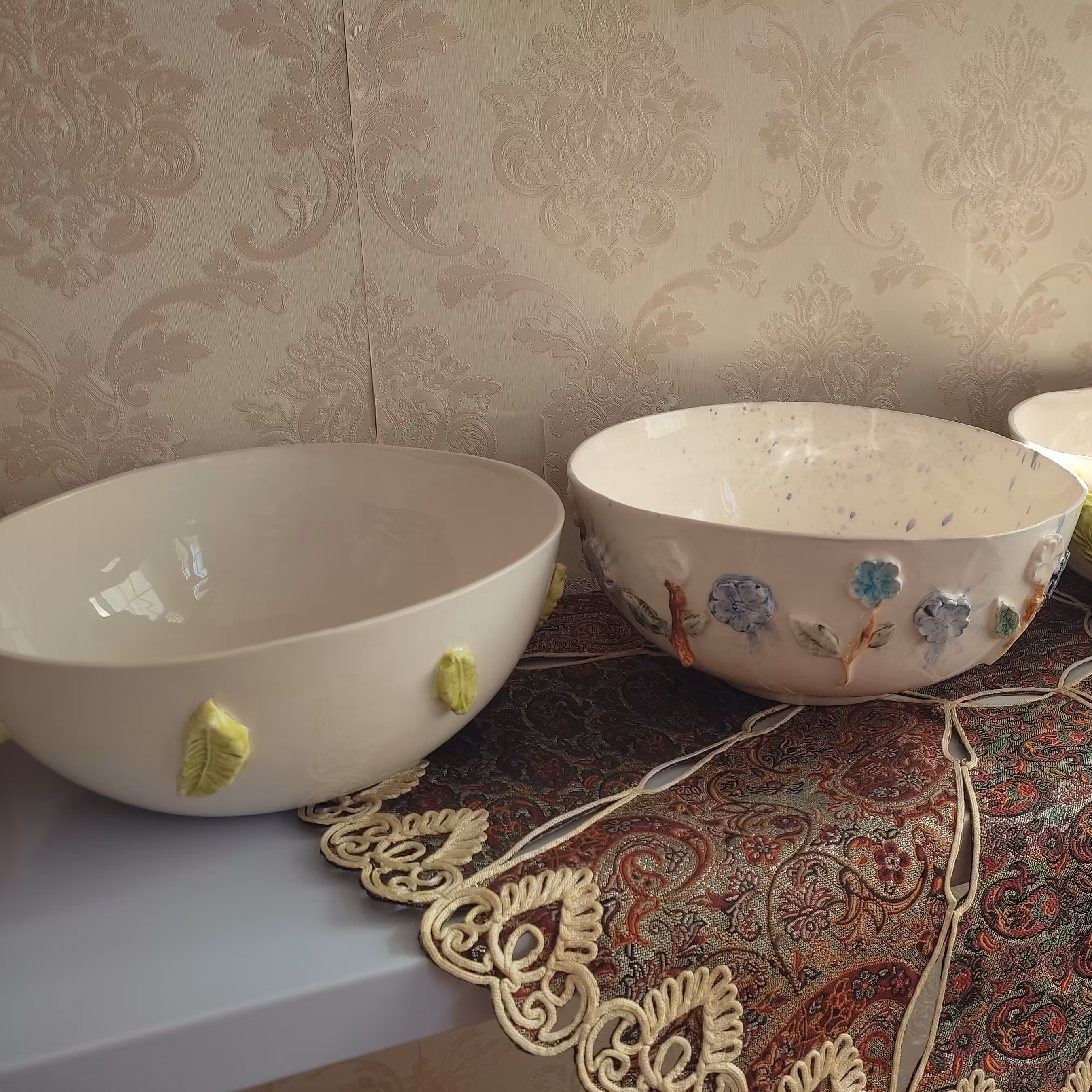 کاسه بزرگ سرو آش با گل برجسته دفرمه 
