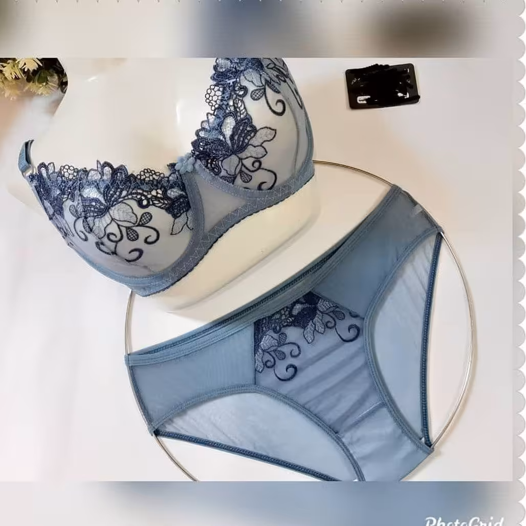 ست سوتین و شورت گلدوزی شده