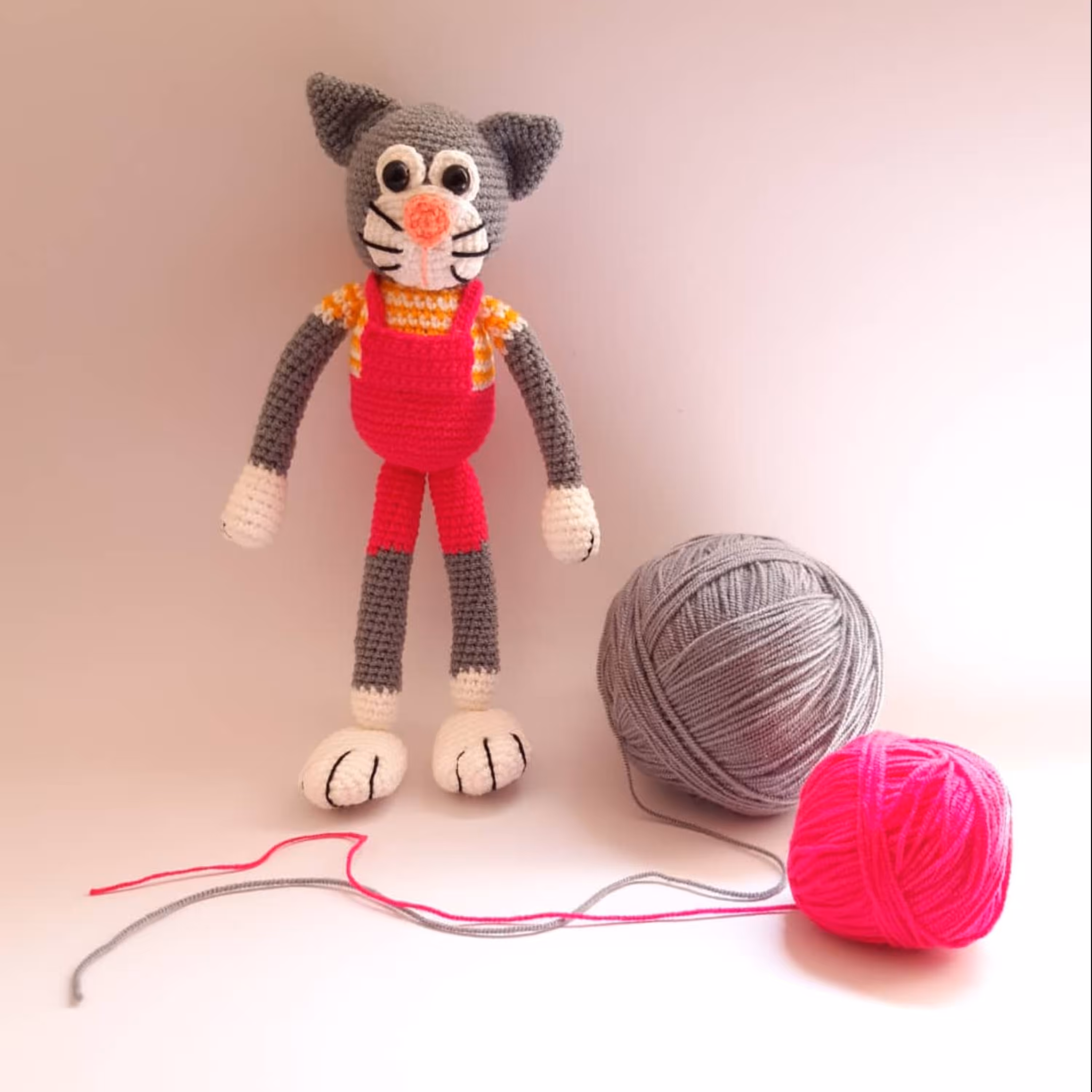 عروسک گربه با لباس بندی بافتنی