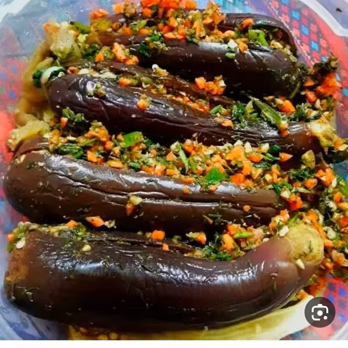 ترشی بادمجان شکم پر  تهیه شده مواد سالم وتازه ووسبزیجات وادویه های خاص