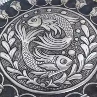 دیوار کوب قلمزنی25 سانتی، طرح دوماهی باحاشیه لوتوس برجسته