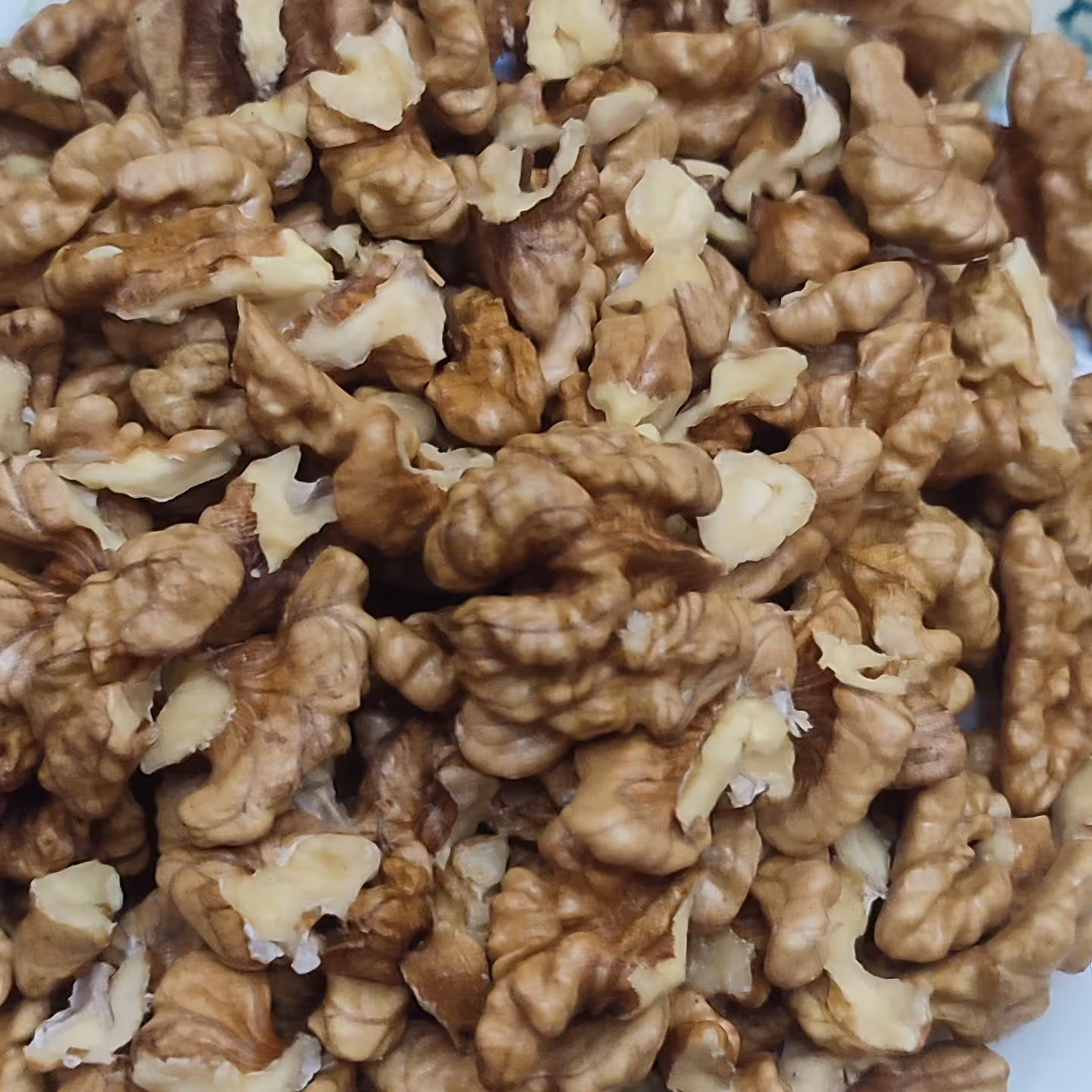 مغزگردوی خوشمزه وروغنی کاملا تمیزبدون سیاهی وکرم زدگی محصول باغات ارومیه باطعم بینظیرمخصوص اجیل و