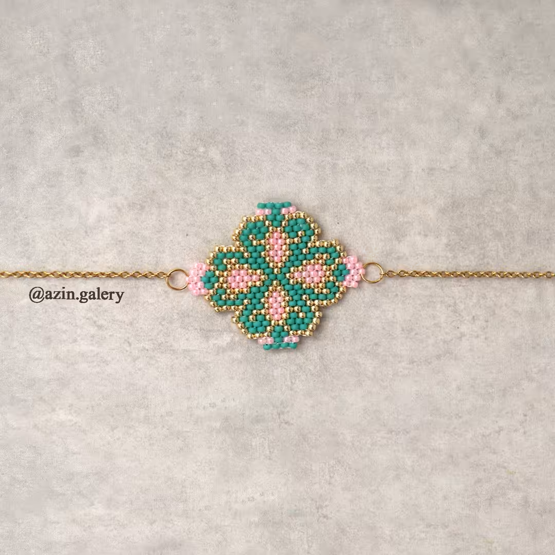 دستبند پیکسلی منجوق بافی دستباف با منجوق اصل ژاپن و قطعات فلزی صددر صد استیل و  رنگ ثابت 