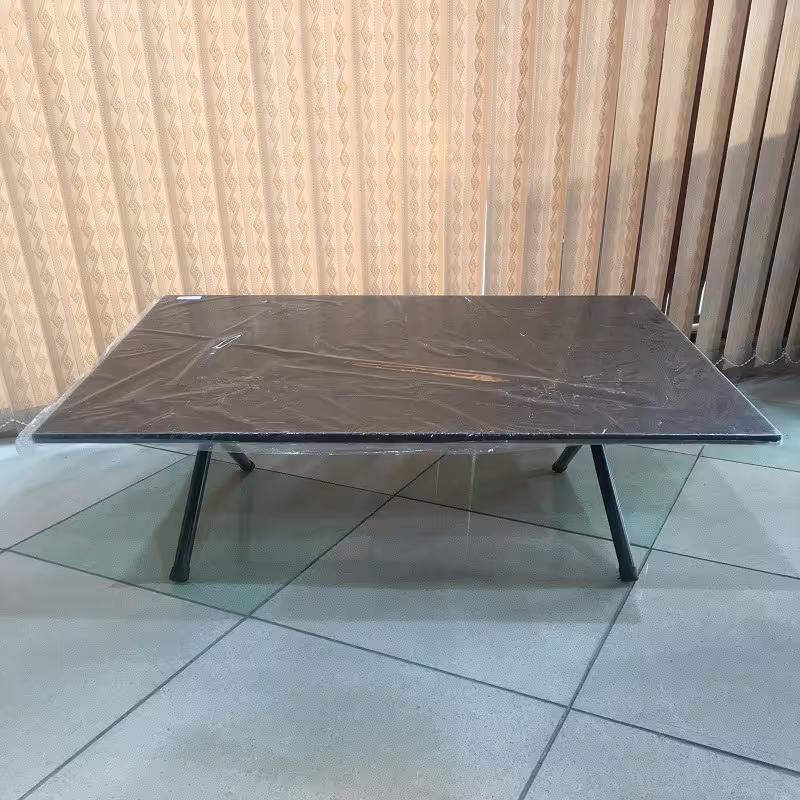 میز تحریر نشسته تاشو