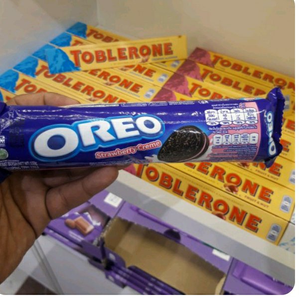 بیسکویت اوریو Oreo با کرم توت فرنگی وزن 133 گرم