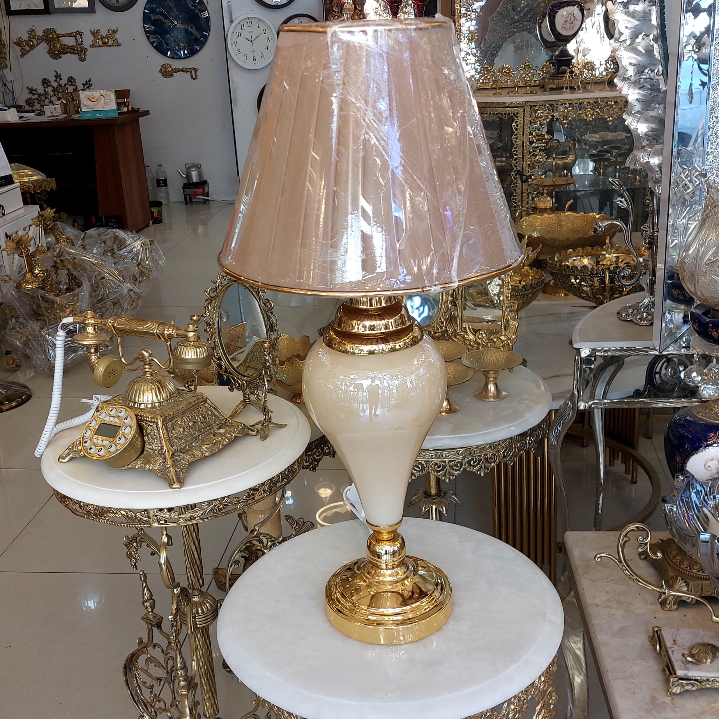 آباژور رومیزی پایه آبکاری سه گوی رنگ بندی کلاهک و بدنه ارتفاع 63 وی قابل تغییر
