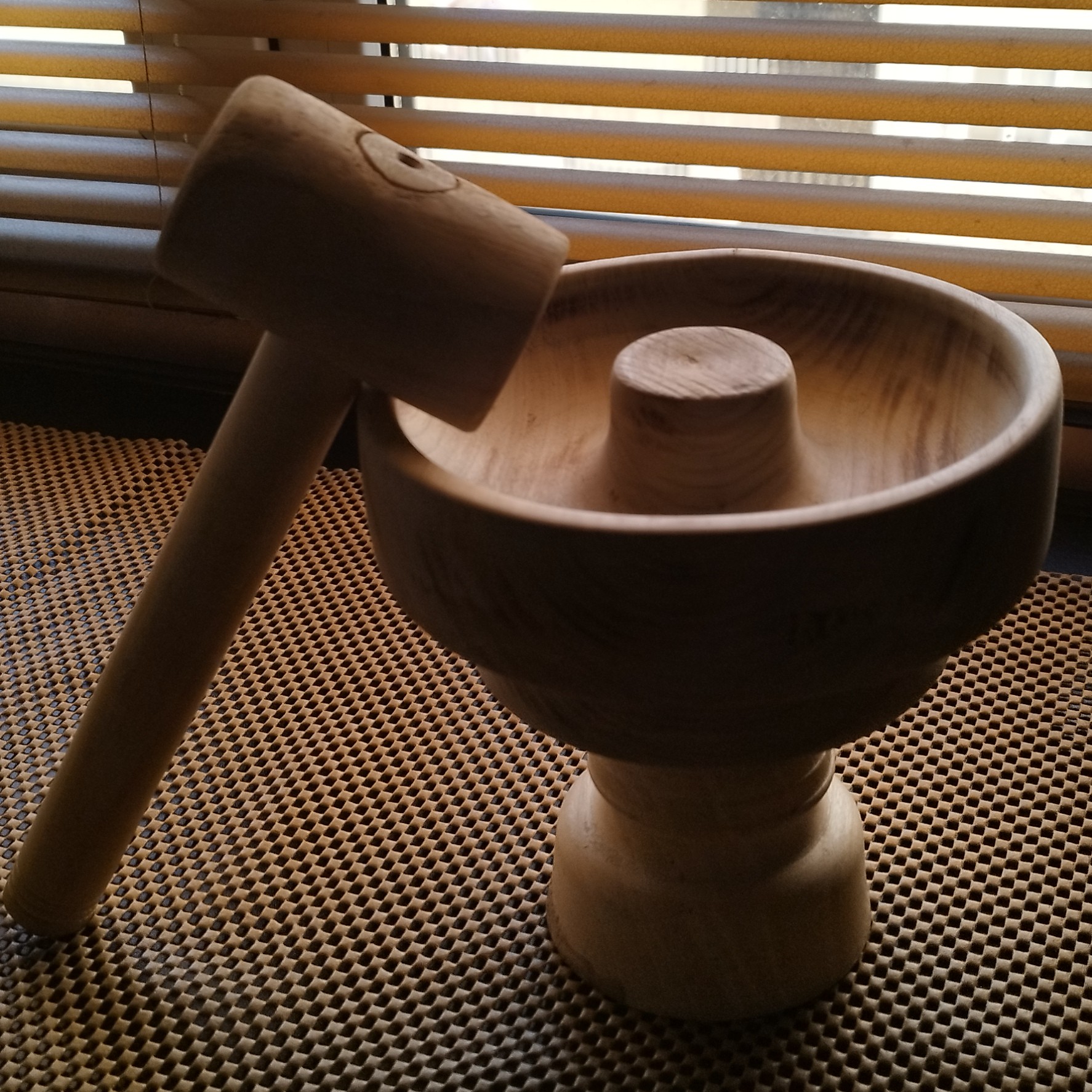 گردو شکن چوبی
