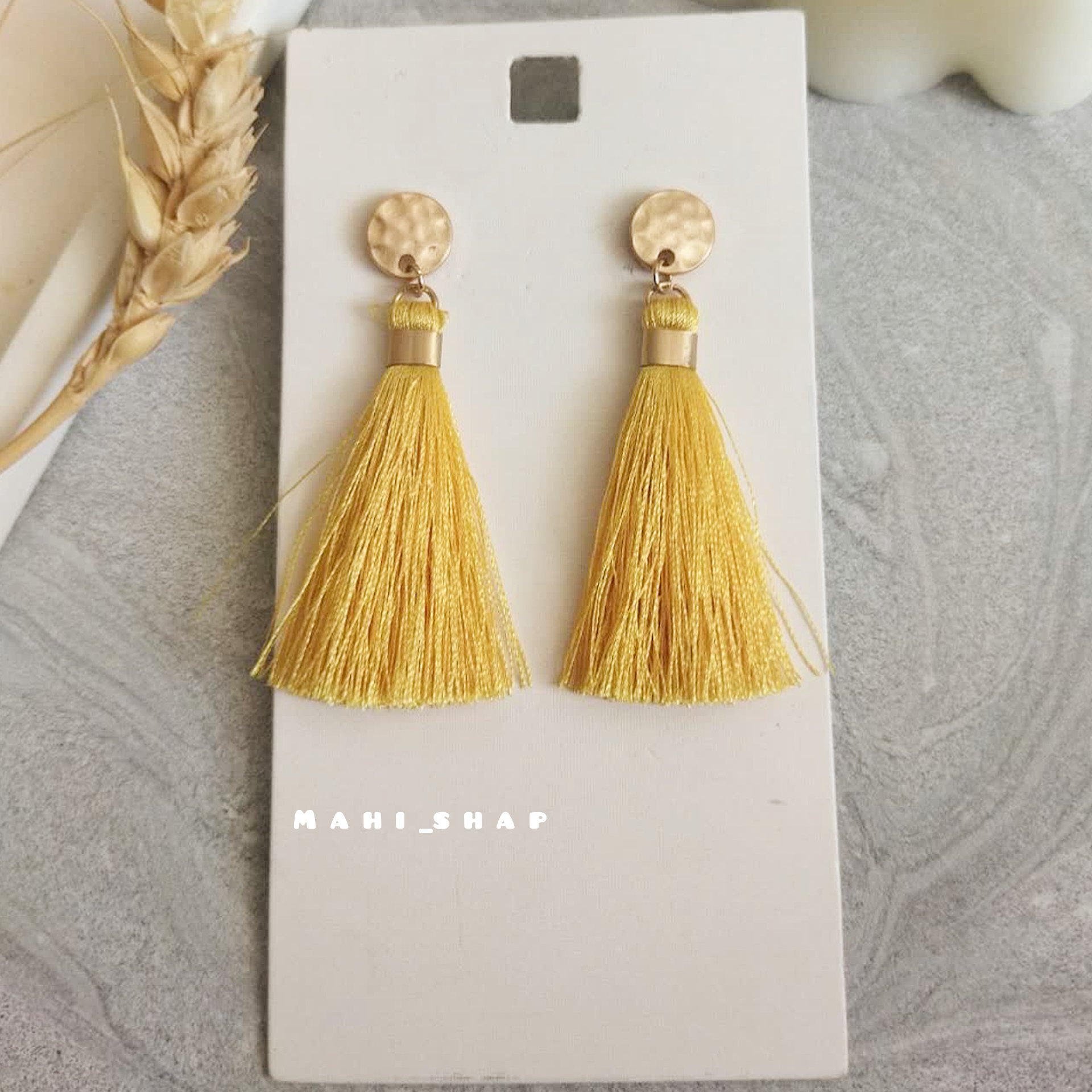 گوشواره منگوله ای زرد خوشگل مناسب برای ست کردن استایل پاییزه