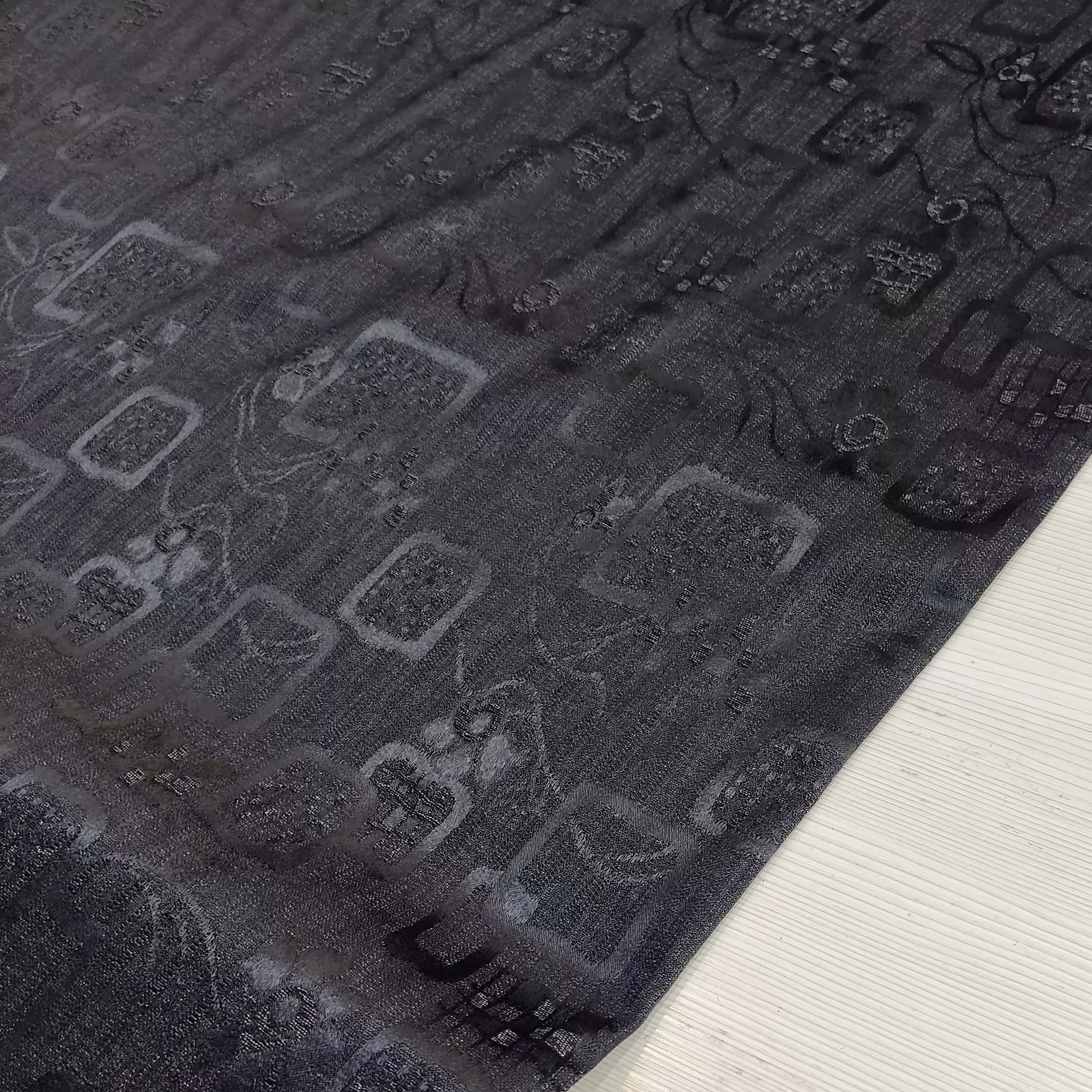 پارچه ژاکارد.مناسب برای مانتو کت و ...عرض 150.بسیار خوش ایست