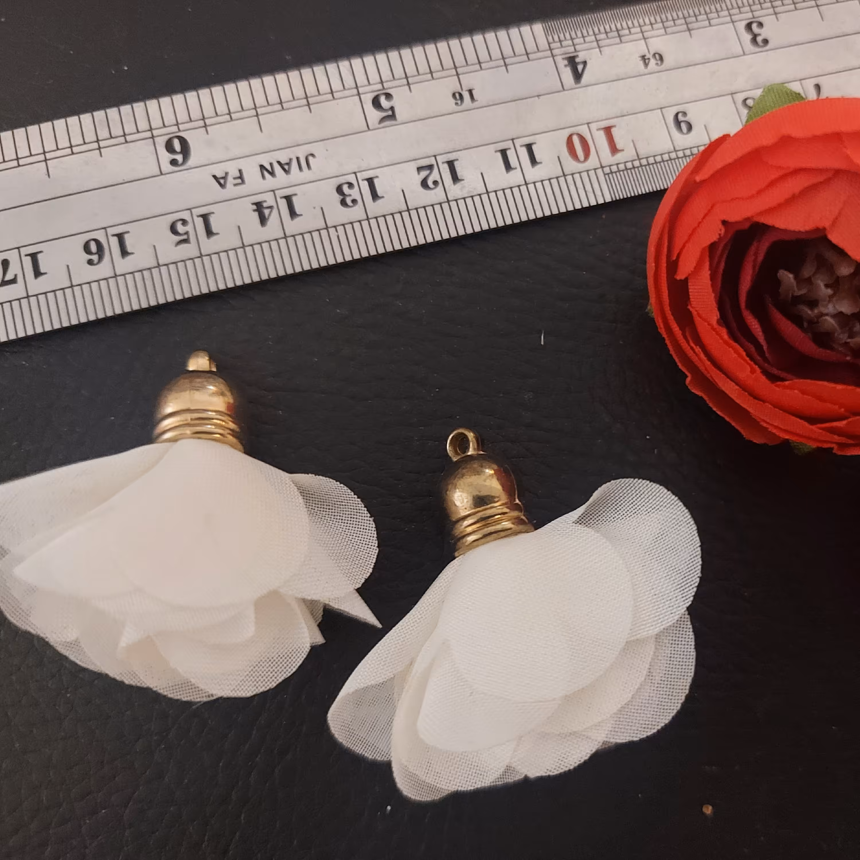 منگوله گل حریر آویزی سفید