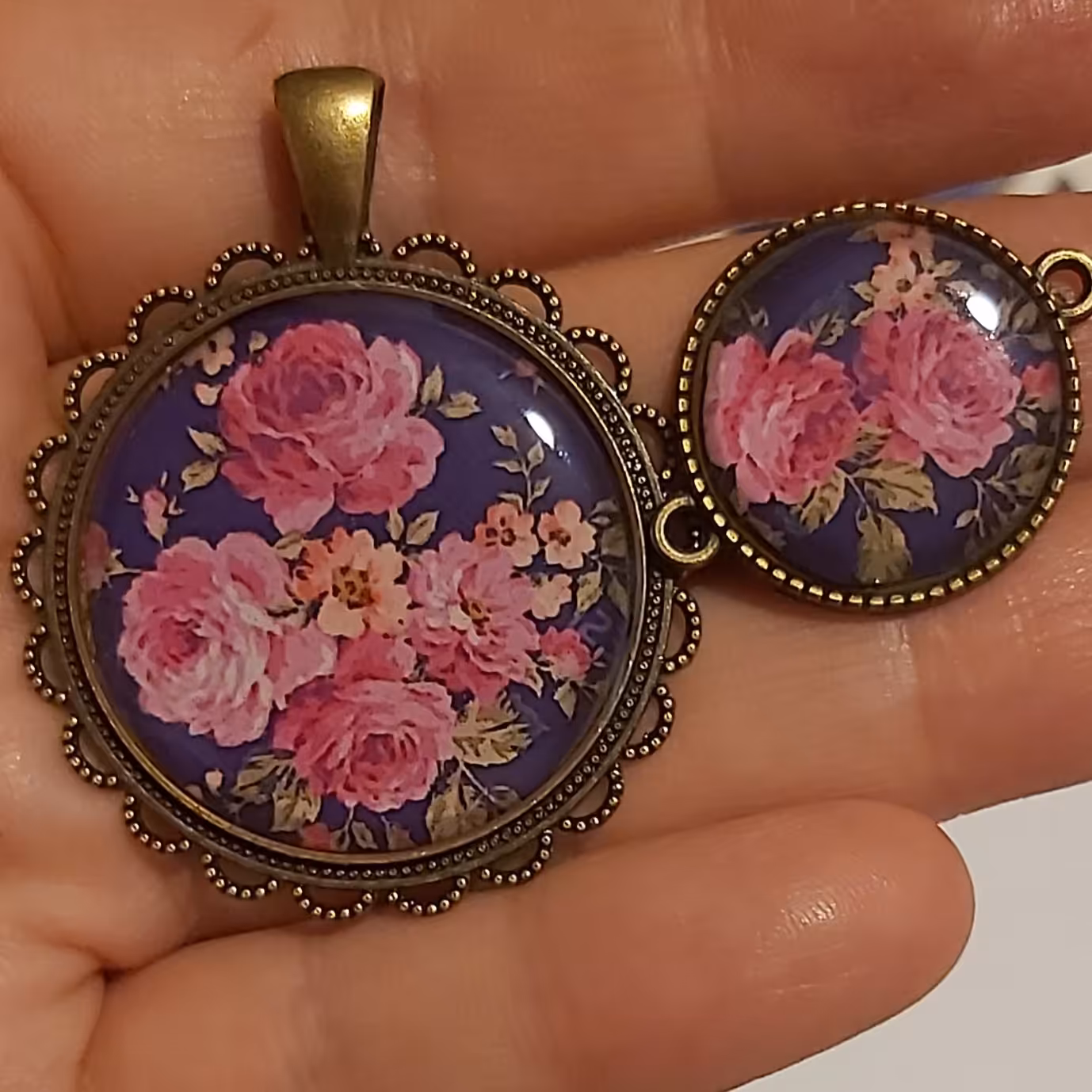 ست پلاک گردنبندی وددستبندی رزینی مدل گلداربنفش