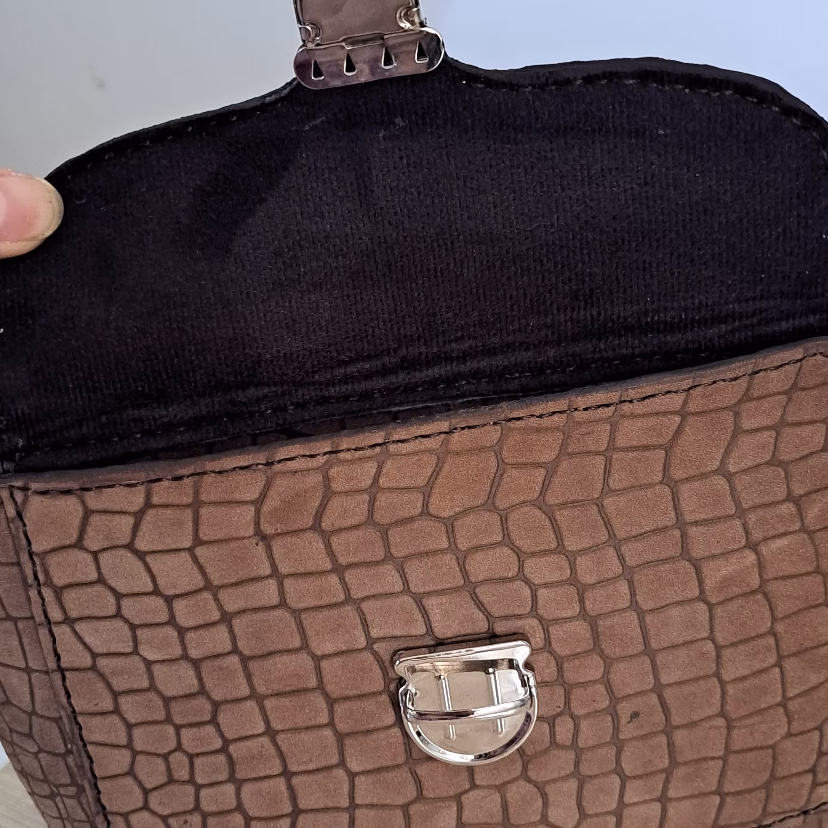 کیف دوشی با چرم طبیعی ،دست دوز،اندازه 23در 18