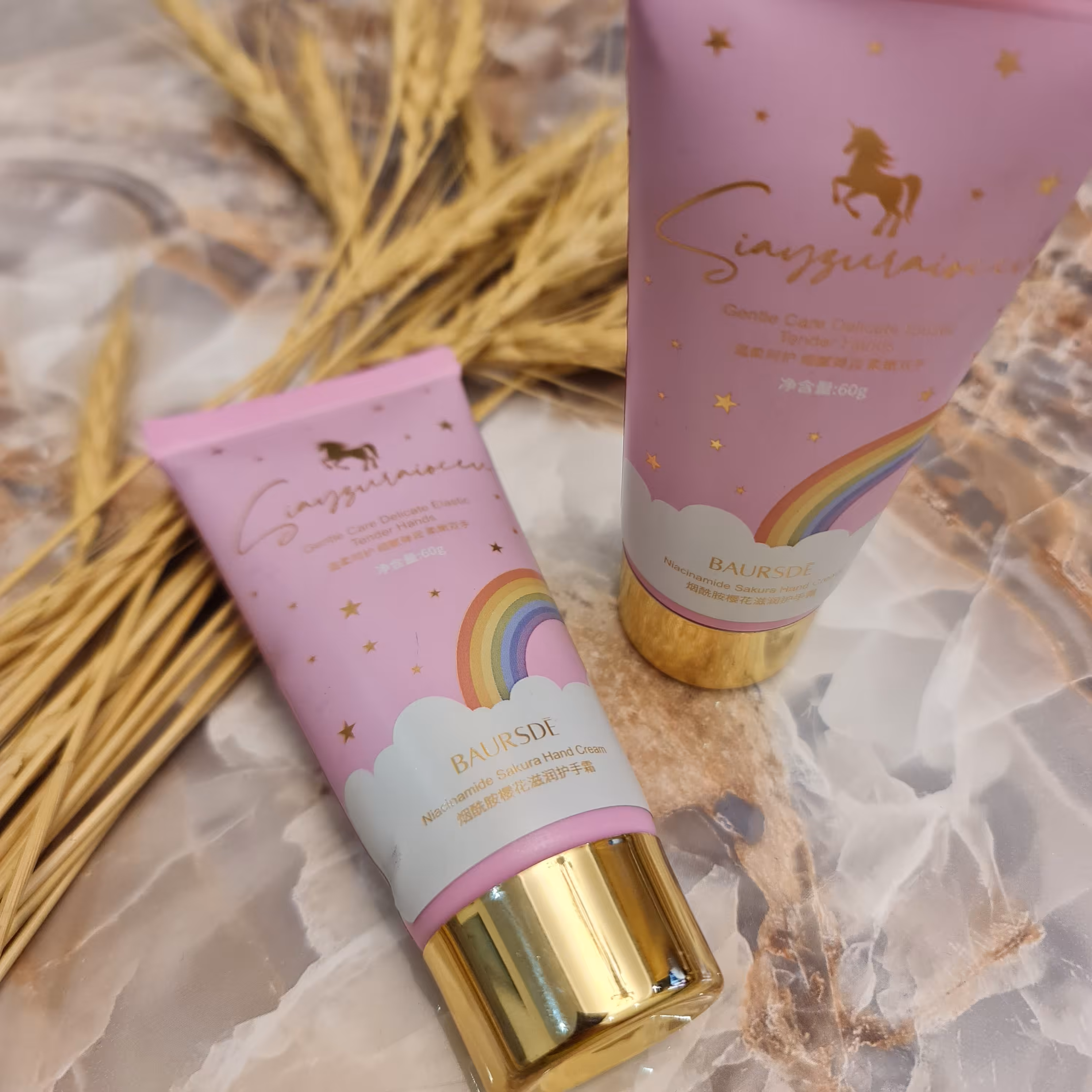 کرم مرطوب کننده رنگین کمانی تیوپی از برند BAURSDE