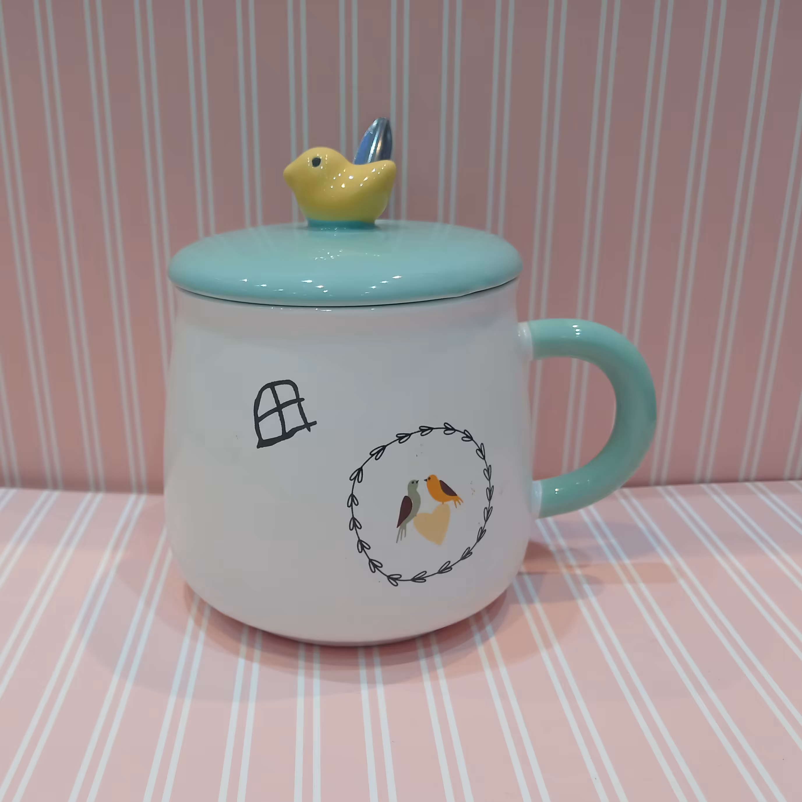 ماگ سرامیکی درب دار مدل جوجه به همراه قاشق رنگ سفید 