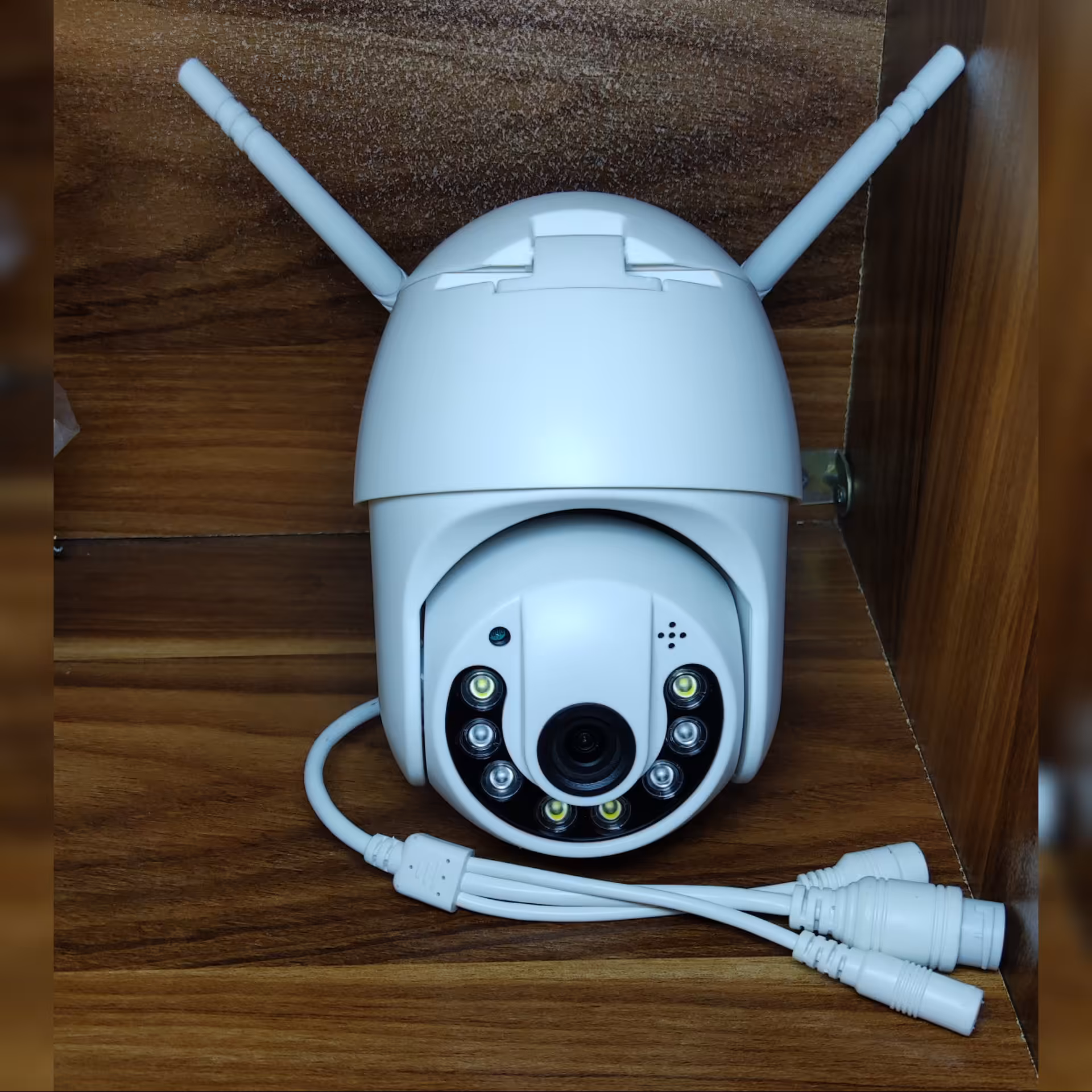 دوربین مداربسته مدل مینی اسپید دام وای فای 3مگاپیکسل قابل چرخش در محور افقی و عمودی با اپ قدرتمند V380