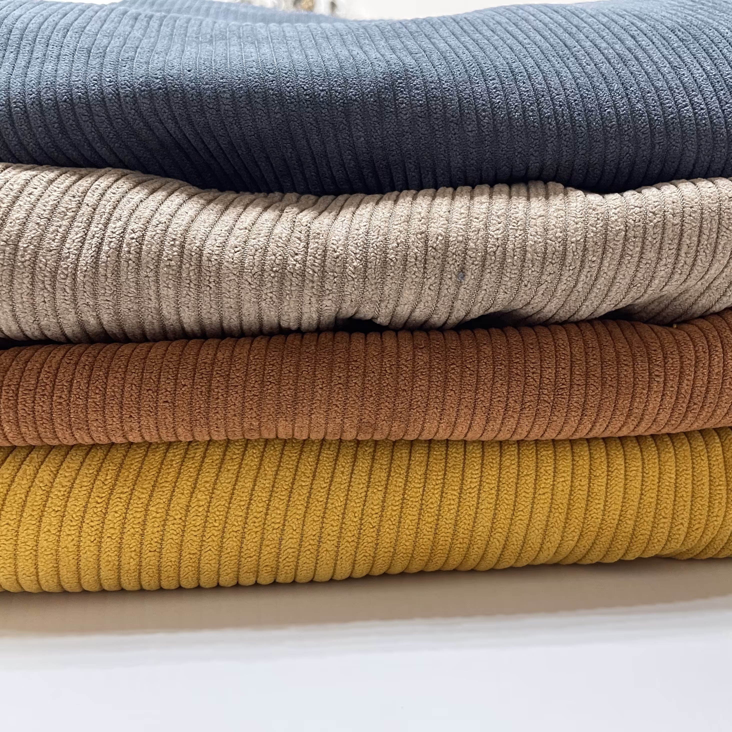 پارچه مخمل کبریتی درشت موجود در چهار رنگ خردلی طوسی کرمیشتری